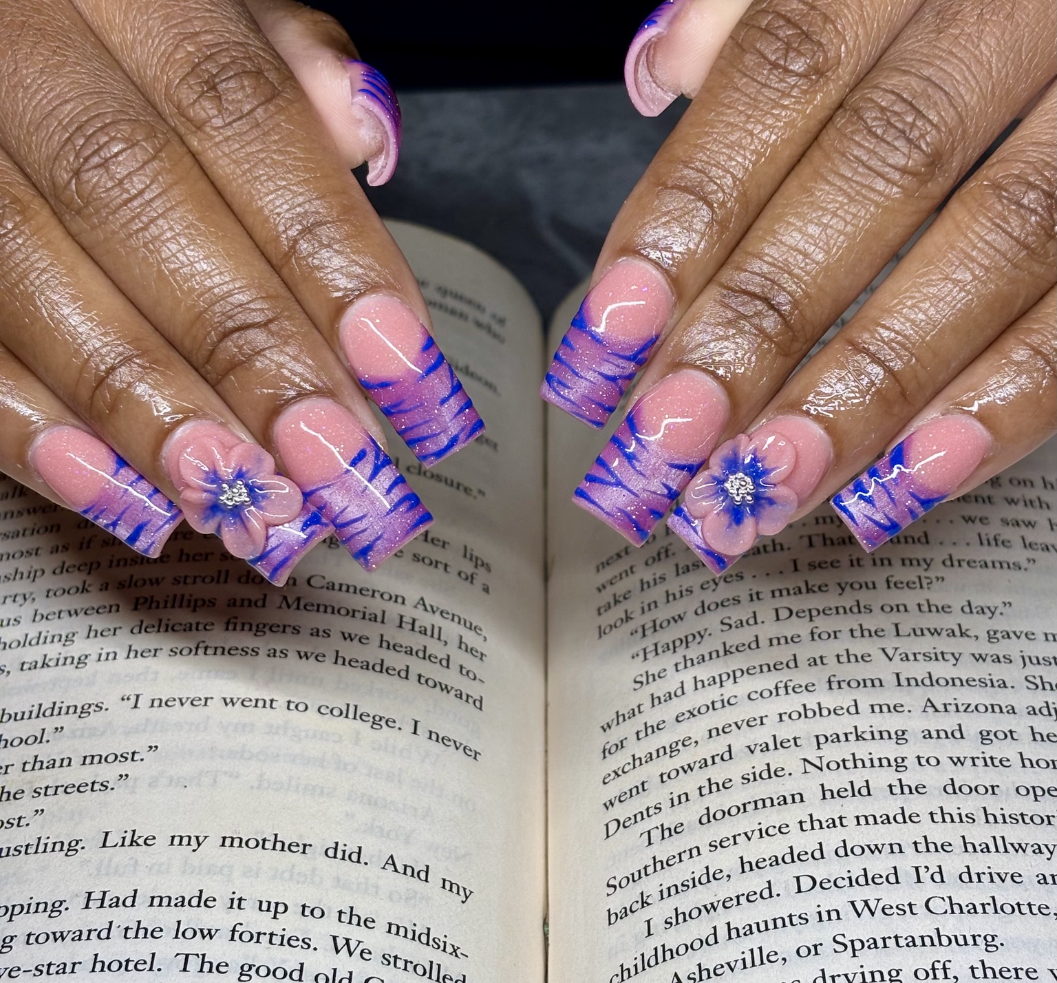 Custom purple floral nail set by Alaia Monèt