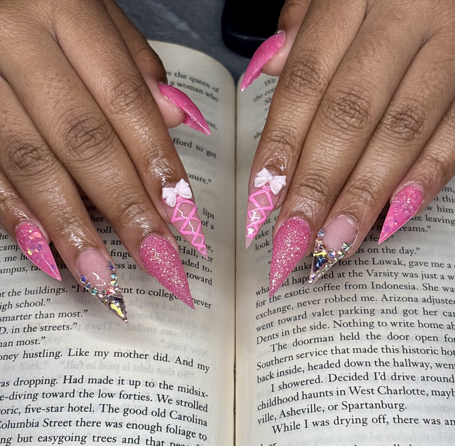Custom pink nail art set by Alaia Monèt