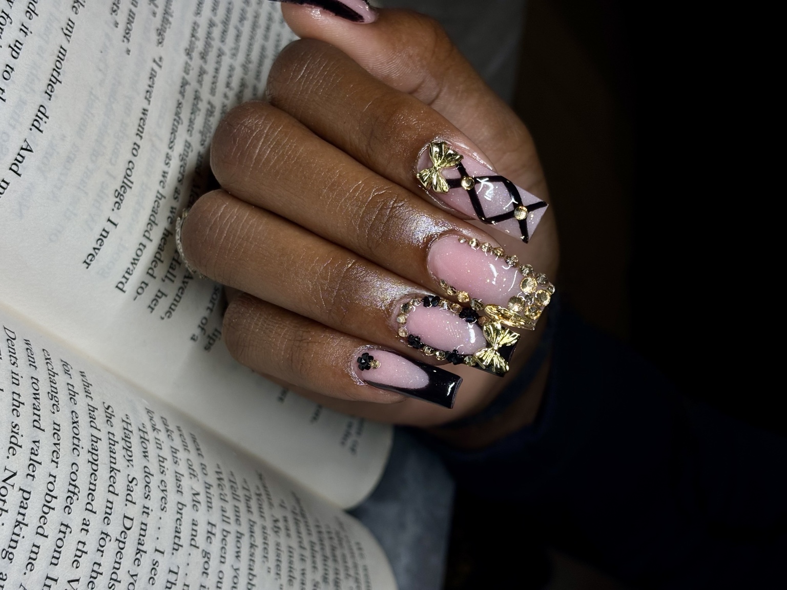 Custom black and gold luxury nail set by Alaia Monèt
